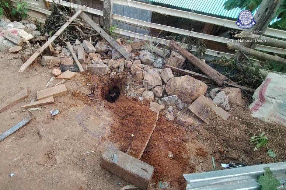 (စစ်ကောင်စီတပ် လေကြောင်းတိုက်ခိုက်မှုကြောင့် နေအိမ်များထိခိုက်ပျက်စီးနေသည်ကို တွေ့ရစဉ်။ ဓာတ်ပုံ - KNU)
