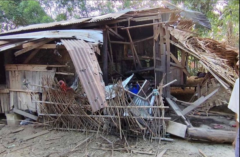 (ဘီးလင်းမြို့နယ်တွင် စစ်ကောင်စီတပ် လက်နက်ကြီးပစ်ခတ်မှုကြောင့် နေအိမ်တစ်လုံးပျက်စီးနေသည်ကို တွေ့ရစဉ်။ ဓာတ်ပုံ - CJ)