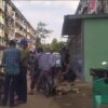 (ရန်ကုန်မြို့ ဒဂုံဆိပ်ကမ်းမြို့နယ်ရှိ အိမ်ရာတစ်ခုတွင် လိုက်လံမီးဖြတ်နေသော EPC ဝန်ထမ်းများအား လုံခြုံရေးယူပေးနေသော ရဲများအား တွေ့ရစဉ်။ ဓာတ်ပုံ - CJ)