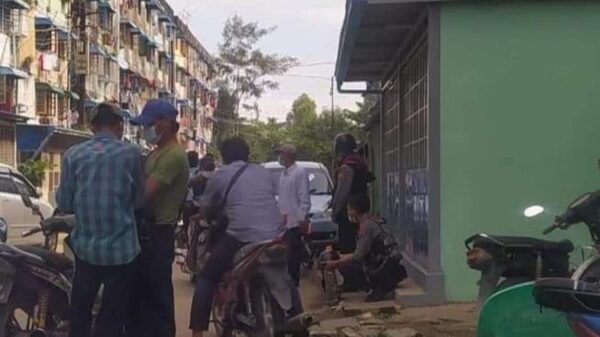 (ရန်ကုန်မြို့ ဒဂုံဆိပ်ကမ်းမြို့နယ်ရှိ အိမ်ရာတစ်ခုတွင် လိုက်လံမီးဖြတ်နေသော EPC ဝန်ထမ်းများအား လုံခြုံရေးယူပေးနေသော ရဲများအား တွေ့ရစဉ်။ ဓာတ်ပုံ - CJ)