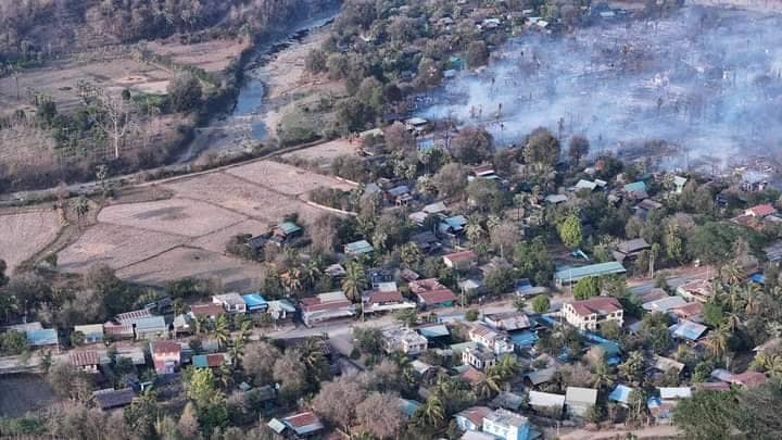 (ရေမျက်နီရွာအား စစ်တပ်က မီးရှို့ဖျက်ဆီးခဲ့စဥ်။ ဓါတ်ပုံ-ထီးလင်းမြို့နယ် ပြည်သူ့ကာကွယ်ရေးအဖွဲ့)