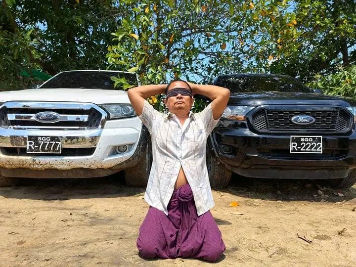 (ဖမ်းဆီးရမိသောရဲအား တွေ့ရစဥ်။ ဓာတ်ပုံ - မုံရွာပလဖ)