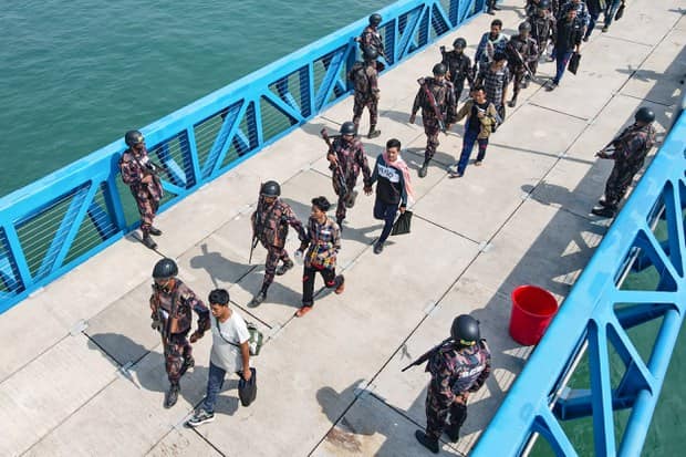 (ဘင်္ဂလားဒေ့ရှ်ထွက်​ပြေးတဲ့ စစ်​ကောင်စီတပ်သားနဲ့ နယ်ခြား​စောင့်ရဲများ။ဓါတ်ပုံ-​အေဂျင်စီများ)