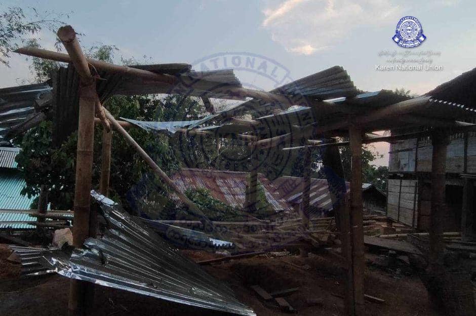 (စစ်ကောင်စီတပ် လေကြောင်းတိုက်ခိုက်မှုကြောင့် နေအိမ်များထိခိုက်ပျက်စီးနေသည်ကို တွေ့ရစဉ်။ ဓာတ်ပုံ - KNU)