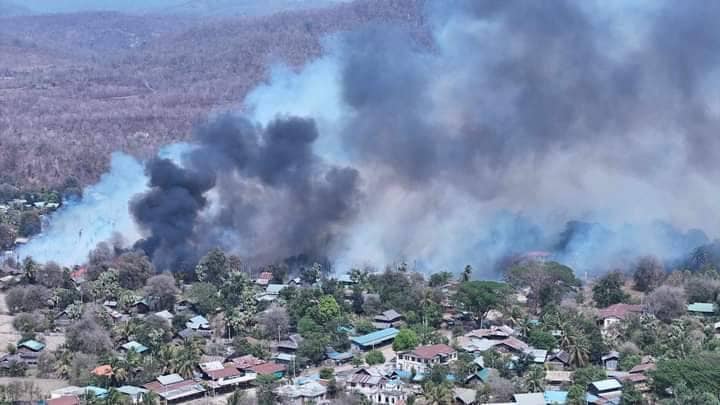 (ရေမျက်နီရွာအား စစ်တပ်က မီးရှို့ဖျက်ဆီးခဲ့စဥ်။ ဓါတ်ပုံ-ထီးလင်းမြို့နယ် ပြည်သူ့ကာကွယ်ရေးအဖွဲ့)