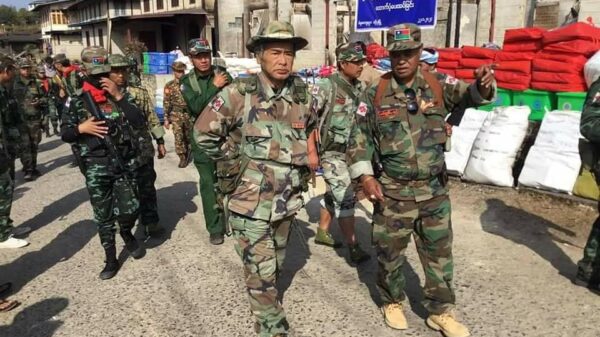 (ပတ္တမြားနဂါးကုမ္ပဏီပိုင်ရှင် ခရိုနီနေဝင်းထွန်း (ညာစွန်)အား တွေ့ရစဉ်။ ဓာတ်ပုံ - CJ)