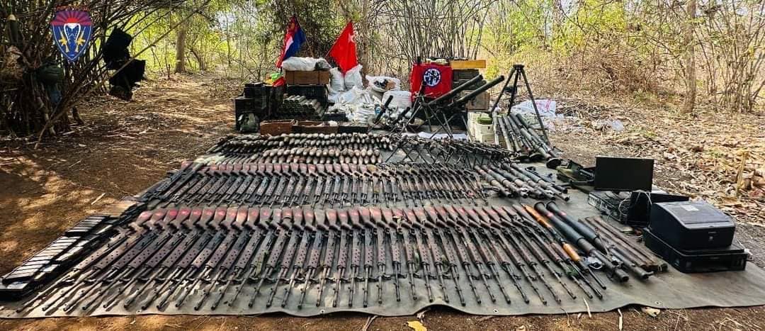 ပူး​ပေါင်းတပ်များ တိုက်ခိုက်သိမ်းပိုက်ခဲ့​သောစခန်းသိမ်းတိုက်ပွဲများမှသိမ်းဆည်းရရှိ​သော လက်နက်ခဲယမ်းများ။