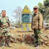 (KIAစစ်ဦးစီးချုပ် ဒုဗိုလ်ချုပ်ကြီး ခေါင်လွမ်းနှင့် ဝန်ကြီးဦးရည်မွန်တို့ ရှေ့တန်းတနေရာ၌ အတူတွေ့ရစဉ်။ ဓာတ်ပုံ - MOD)