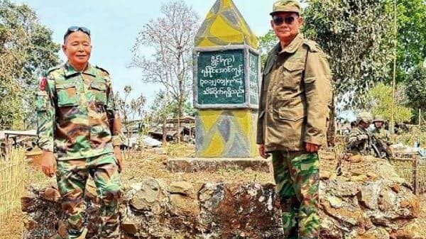 (KIAစစ်ဦးစီးချုပ် ဒုဗိုလ်ချုပ်ကြီး ခေါင်လွမ်းနှင့် ဝန်ကြီးဦးရည်မွန်တို့ ရှေ့တန်းတနေရာ၌ အတူတွေ့ရစဉ်။ ဓာတ်ပုံ - MOD)