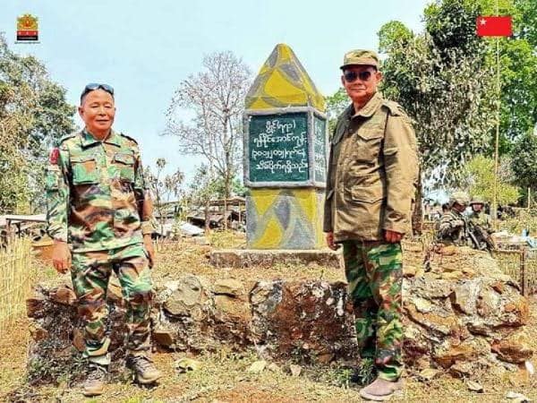 (KIAစစ်ဦးစီးချုပ် ဒုဗိုလ်ချုပ်ကြီး ခေါင်လွမ်းနှင့် ဝန်ကြီးဦးရည်မွန်တို့ ရှေ့တန်းတနေရာ၌ အတူတွေ့ရစဉ်။ ဓာတ်ပုံ - MOD)