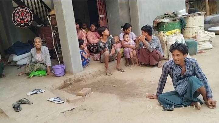 ဆုံရွာတိုက်ပွဲအတွင်း PDF များကယ်ထုတ်ထားသော ရွာသူရွာသားအချို့အား တွေ့ရစဥ်
