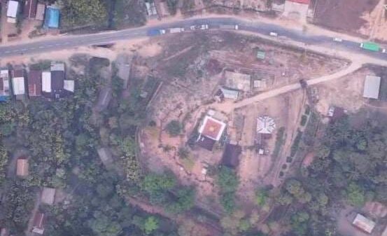 (မြိတ်-ထားဝယ်လမ်းပိုင်း ပဲဒက်ရွာအခြေစိုက် စစ်ကောင်စီတပ်စခန်းနေရာအား ဝေဟင်မှ တွေ့ရစဥ်။ ဓါတ်ပုံ-File Photo)