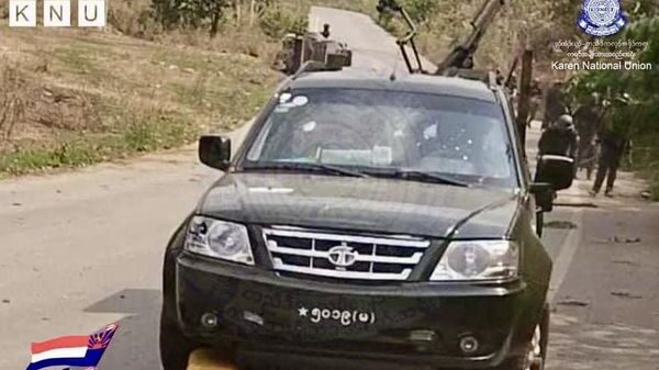 မြဝတီသို့ ထိုးစစ်ဆင်လာသော အောင်ဇေယျစစ်ကြောင်းမှ သံချပ်ကာယာဥ်တစ်စီးနှင့် စစ်ကားတစ်စီးအား တော်လှန်ရေးပူးပေါင်းတပ်ဖွဲ့က သိမ်းပိုက်ပြီးနောက် တွေ့ရစဥ်
