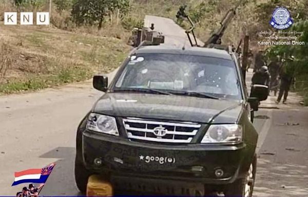မြဝတီသို့ ထိုးစစ်ဆင်လာသော အောင်ဇေယျစစ်ကြောင်းမှ သံချပ်ကာယာဥ်တစ်စီးနှင့် စစ်ကားတစ်စီးအား တော်လှန်ရေးပူးပေါင်းတပ်ဖွဲ့က သိမ်းပိုက်ပြီးနောက် တွေ့ရစဥ်