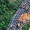 ⁨⁨တရုတ်မှာ တောင်ပတ် ကားလမ်းပြိုကျပြီး လူနှစ်ဒါဇင် သေဆုံး