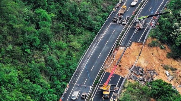 ⁨⁨တရုတ်မှာ တောင်ပတ် ကားလမ်းပြိုကျပြီး လူနှစ်ဒါဇင် သေဆုံး
