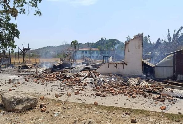 (​ကျောက်ဖြူ မြို့နယ် ၊စနဲမြို့ ကိုစစ်​က​မေ ၈ ရက်တွင် ဒရုန်းဖြင့်ဗုံးသီးချတိုက်ခိုက်၍ အပျက်အစီးများကို​တွေ့ရစဥ်။ ဓါတ်ပုံ-CJ)