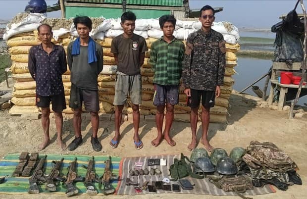 (ဘင်္ဂလားဒေ့ရှ်ထွက်​ပြေးတဲ့ စစ်​ကောင်စီတပ်သားနဲ့ နယ်ခြား​စောင့်ရဲများ။ဓါတ်ပုံ-​အေဂျင်စီများ)