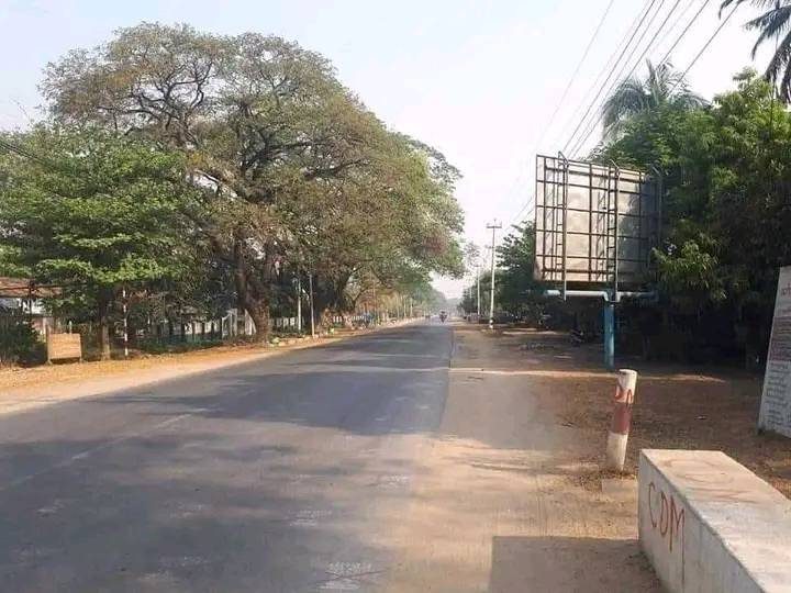 (လူသွားလူလာကင်းရှင်းနေသော ရေဦးမြို့ပေါ် နေ့ခင်းပိုင်းအခြေအနေအား တွေ့ရစဥ်။ ဓာတ်ပုံ-Htoo Khant Zaw)