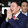 (၂၀၂၃ သြဂုတ် ၂၂ ရက်တွင် ထိုင်းနိုင်ငံ ဘန်​ကောက်အြို့ရှိ ၊ဒွန်​မောင်း​လေဆိပ်သို့ ထိုင်ဝန်ကြီးချုပ်​ဟောင်းသက်ဆင်ကိုမြင်​တွေ့ရစဥ်။ဓါတ်ပုံ- Pool Photo)