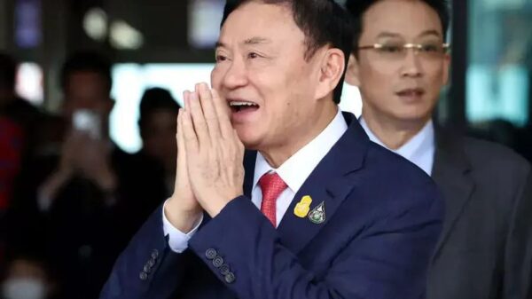 (၂၀၂၃ သြဂုတ် ၂၂ ရက်တွင် ထိုင်းနိုင်ငံ ဘန်​ကောက်အြို့ရှိ ၊ဒွန်​မောင်း​လေဆိပ်သို့ ထိုင်ဝန်ကြီးချုပ်​ဟောင်းသက်ဆင်ကိုမြင်​တွေ့ရစဥ်။ဓါတ်ပုံ- Pool Photo)