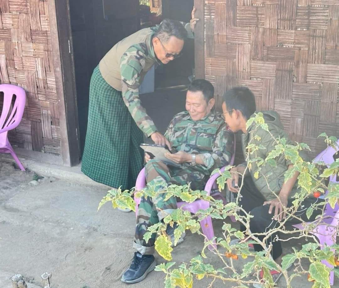 စစ်ကောင်စီတပ်၏ ပွိုင့်(၇၇၁)စခန်းကုန်းအား KIA ဦးဆောင်သော တော်လှန်ရေးတပ်များက သိမ်းယူပြီးနောက် NUG ကာကွယ်ရေးဝန်ကြီးဦးရည်မွန် နှင့်အတူစခန်းသို့သွားရောက်ကြည့်ရှုစစ်ဆေးခဲ့သောဒုဗိုလ်ချုပ်ကြီးခေါင်လွန်း/ ဦးရည်မွန် ၊ဒေါက်တာတေဇာစန်း တို့နှင့်အတူရင်းနှီးစွာတွေ့ရသည့် KIA စစ်ဦးစီးချုပ် ဒုဗိုလ်ချုပ်ကြီးခေါင်လွန်း