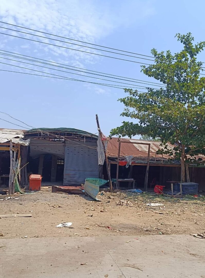 (​ကျောက်ဖြူ မြို့နယ် ၊စနဲမြို့ ကိုစစ်​က​မေ ၈ ရက်တွင် ဒရုန်းဖြင့်ဗုံးသီးချတိုက်ခိုက်၍ အပျက်အစီးများကို​တွေ့ရစဥ်။ ဓါတ်ပုံ-CJ)