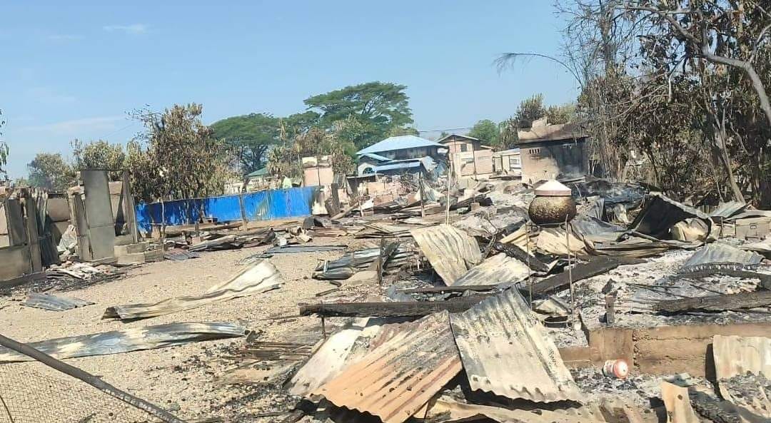 (မီးရှို့ဖျက်ဆီးခံရ​သော​နေအိမ်များနှင့် အသတ်ခံရ​သော ပြည်သူ ၂ ဦး၏ ရုပ်အ​လောင်း။ ဓါတ်ပုံ- ဂန့်​ဂေါပကဖ)