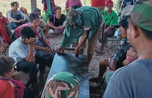 (စစ်​အာဏာရှင်တိုက်ဖျက်​ရေးတွင် ​ပါဝင်တိုက်ခိုက်​နေ​​သောKNA(B)၏ရဲဘော်၏ နာရေး။ဓါတ်ပုံ -CJ)