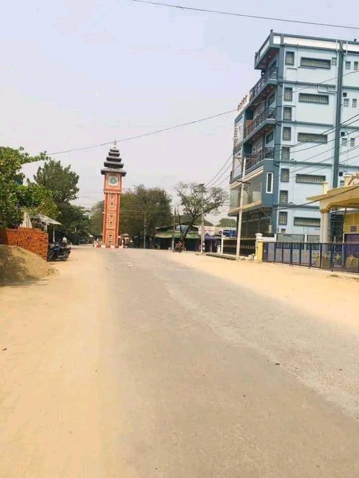 (လူသွားလူလာကင်းရှင်းနေသော ရေဦးမြို့ပေါ် နေ့ခင်းပိုင်းအခြေအနေအား တွေ့ရစဥ်။ ဓာတ်ပုံ-Htoo Khant Zaw)