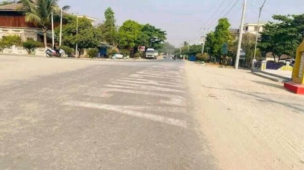 (လူသွားလူလာကင်းရှင်းနေသော ရေဦးမြို့ပေါ် နေ့ခင်းပိုင်းအခြေအနေအား တွေ့ရစဥ်။ ဓာတ်ပုံ-Htoo Khant Zaw)