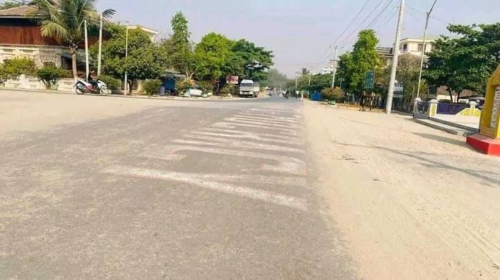 (လူသွားလူလာကင်းရှင်းနေသော ရေဦးမြို့ပေါ် နေ့ခင်းပိုင်းအခြေအနေအား တွေ့ရစဥ်။ ဓာတ်ပုံ-Htoo Khant Zaw)