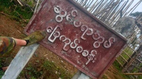 (ခလရ ၄၆ စခန်းကို တိုက်ခိုက်သိမ်းပိုက်ပြီး​နောက် ​မေ ၅ ရက်နံနက် တွင် KIA အလံ​တော်လွှင့်ထူစဥ်/ ခလရ ၄၆ စခန်းကိုအ​ပေါ်စီးမှ​တွေရစဥ်နှင့် ဆွမ်ပရာဘွမ်မြို့ အဝင်ဆိုင်းဘုတ်။ ဓါတ်ပုံ-CJ)