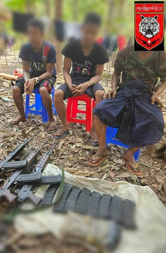 အောင်ဇေယျစစ်ကြောင်းမှ စစ်သား ၃ ဦး ကျားဖြူစစ်ကြောင်းသို့ လက်နက်နှင့်အတူအလင်းဝင်လာစဥ်။