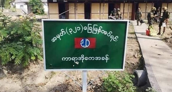 (KIAပူးပေါင်းတပ်သိမ်းပိုက်ရရှိခဲ့သည့် စစ်ကောင်စီ၏ ဝိုင်းမော်အခြေစိုက် ခမရ(၃၂၁) တပ်ရင်း အုတ်ခုံရှေ့၌ မှတ်တမ်းတင်ဓာတ်ပုံရိုက်နေသော ရဲဘော်တစ်ဦး။ ဓာတ်ပုံ - The Kachin Net၊Padang Nesn)