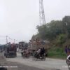 (တီးတိန်မြို့နယ်ရှိ နေအိမ်များ စစ်ကောင်စီတပ်က မီးရှို့ဖျက်ဆီးနေစဉ်နှင့် တိုက်ပွဲကြောင့် ဘေးလွတ်ရာရှောင်နေကြသော ပြည်သူများ။ ဓာတ်ပုံ - ချင်းသတင်းရင်းမြစ်)