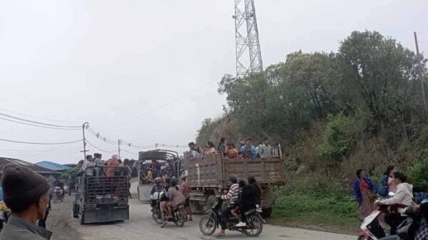 (တီးတိန်မြို့နယ်ရှိ နေအိမ်များ စစ်ကောင်စီတပ်က မီးရှို့ဖျက်ဆီးနေစဉ်နှင့် တိုက်ပွဲကြောင့် ဘေးလွတ်ရာရှောင်နေကြသော ပြည်သူများ။ ဓာတ်ပုံ - ချင်းသတင်းရင်းမြစ်)