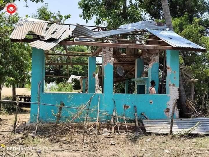 ဆောမြို့နယ်၊အကြည်ပန်းမလွန်းကျေးရွာရှိဘုန်းကြီးကျောင်း၌ ယာဉ်လိုင်းအစည်းအဝေးပြုလုပ်နေစဉ် စစ်ကောင်စီက လေကြောင်းမှ ဗုံးကျဲတိုက်ခိုက်အပြီးအပျက်အစီးများ။
