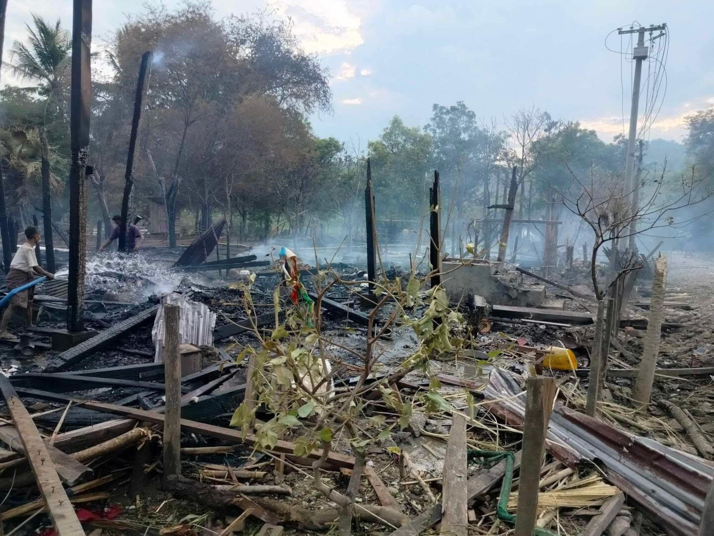 (စစ်ကောင်စီလေကြောင်းတိုက်ခိုက်မှုကြောင့် ဆောမြို့နယ်၊ တောမကျေးရွာ နေအိမ်များ မီးလောင်ပျက်စီးနေသည်ကို တွေ့ရစဉ်။ ဓာတ်ပုံ - ယောအလင်းတန်း)