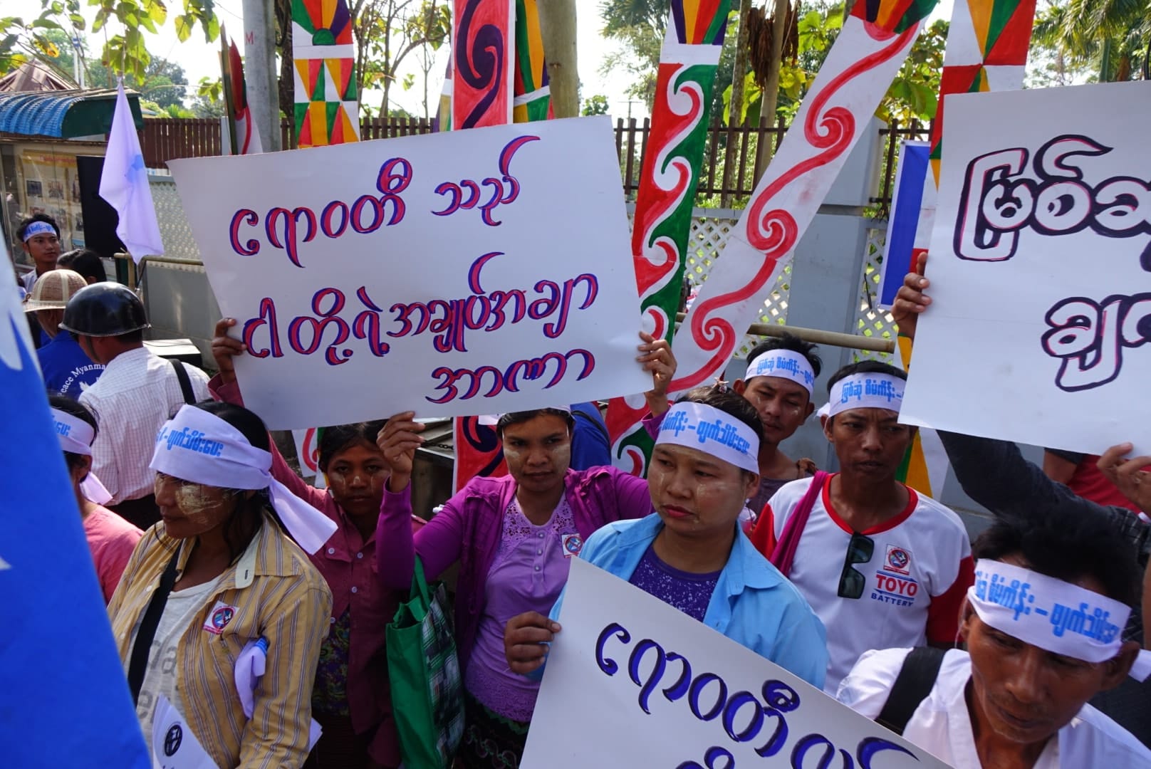 (ဧရာဝတီမြစ်ဆုံစီမံကိန်းကို ၂၀၁၁ ခုနှစ်တွင် နိုင်ငံတစ်ဝန်းမှ ပြည်သူများက ဆန့်ကျင်ဆန္ဒပြခဲ့စဥ်။ ဓါတ်ပုံ-ရိုက်တာ၊ DVB)