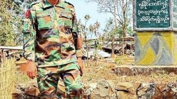 စစ်​ကောင်စီတပ်၏ ပွိုင့်(၇၇၁)စခန်းကုန်းအား KIA ဦး​ဆောင်​သော ​တော်လှန်​ရေးတပ်များက သိမ်းယူပြီး​နောက် NUG ကာကွယ်​ရေးဝန်ကြီးဦးရည်မွန် နှင့်အတူစခန်းသို့သွား​ရောက်ကြည့်ရှုစစ်​ဆေးခဲ့​သောဒုဗိုလ်ချုပ်ကြီးခေါင်လွန်း/ ဦးရည်မွန် ၊​ဒေါက်တာ​တေဇာစန်း တို့နှင့်အတူရင်းနှီးစွာ​တွေ့ရသည့် KIA စစ်ဦးစီးချုပ် ဒုဗိုလ်ချုပ်ကြီးခေါင်လွန်း