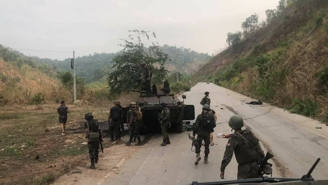 (အောင်ဇေယျ စစ်ကြောင်းကိုတိုက်ခိုက်နေသော ကော်ဘရာစစ်သည်များ ၊စစ်ကောင်စီတပ်မှ သံချပ်ကာနှင့် စစ်ကားတို့အား တိုက်ခိုက်သိမ်းယူသွားသော ကော်ဘရာစစ်ကြောင်းတပ်ဖွဲ့ဝင်များ။ ဓါတ်ပုံ-Cobra Column)