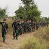 (သာယာဝတီခရိုင် တပ်ရင်း(၃၈၀၂) လက်အောက်ခံ တပ်ခွဲတစ်ခုမှရဲဘော်အချို့အား မြေပြင်ကွင်းဆင်းခရီးစဥ်တစ်ခုတွင် တွေ့ရစဥ်။ ဓာတ်ပုံ - ပေးပို့)
