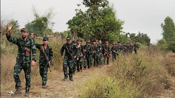 (သာယာဝတီခရိုင် တပ်ရင်း(၃၈၀၂) လက်အောက်ခံ တပ်ခွဲတစ်ခုမှရဲဘော်အချို့အား မြေပြင်ကွင်းဆင်းခရီးစဥ်တစ်ခုတွင် တွေ့ရစဥ်။ ဓာတ်ပုံ - ပေးပို့)