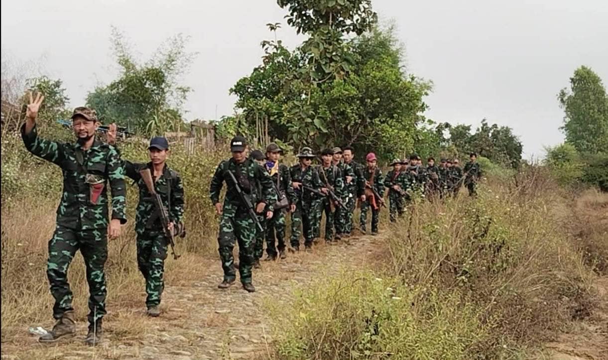 (သာယာဝတီခရိုင် တပ်ရင်း(၃၈၀၂) လက်အောက်ခံ တပ်ခွဲတစ်ခုမှရဲဘော်အချို့အား မြေပြင်ကွင်းဆင်းခရီးစဥ်တစ်ခုတွင် တွေ့ရစဥ်။ ဓာတ်ပုံ - ပေးပို့)