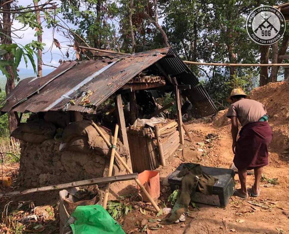 (ကျိုက်ဒုံမြို့ ဖူ့ချိမူတပ်စခန်းသိမ်းတိုက်ပွဲမှ ဖမ်းဆီးရမိသော စစ်ကောင်စီတပ်သားများနှင့် သိမ်းဆည်းရရှိသော လက်နက်များ။ ဓာတ်ပုံ - SOG၊SOF)