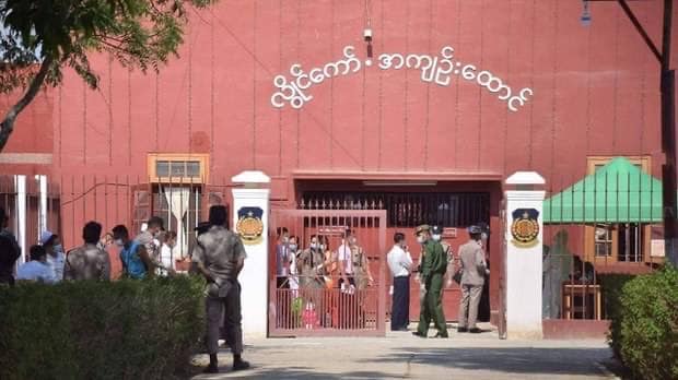 လွိုင်ကော်အကျဥ်းထောင်အား တွေ့ရစဥ်