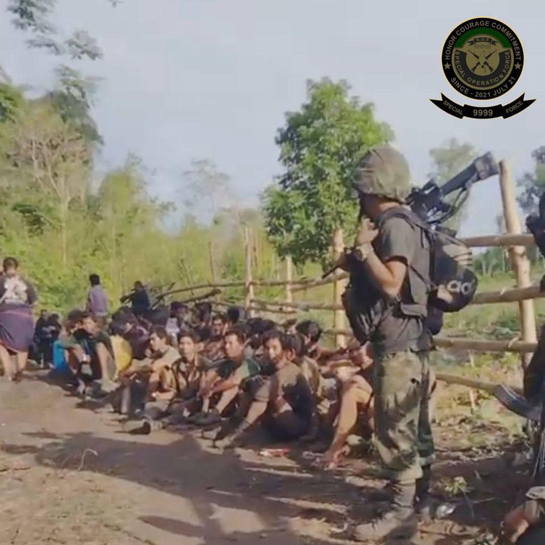 (ကျိုက်ဒုံမြို့ ဖူ့ချိမူတပ်စခန်းသိမ်းတိုက်ပွဲမှ ဖမ်းဆီးရမိသော စစ်ကောင်စီတပ်သားများနှင့် သိမ်းဆည်းရရှိသော လက်နက်များ။ ဓာတ်ပုံ - SOG၊SOF)