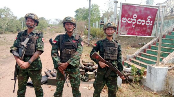 (ဖာပွန်မြို့အခြေစိုက် ခမရ(၄၃၄)တပ်ရင်းအား ဧပြီ ၂၅ရက်က သိမ်းပိုက်ပြီးနောက် တွေ့ရသော BPLA ရဲဘော်သုံးဦး။ ဓာတ်ပုံ - BPLA)