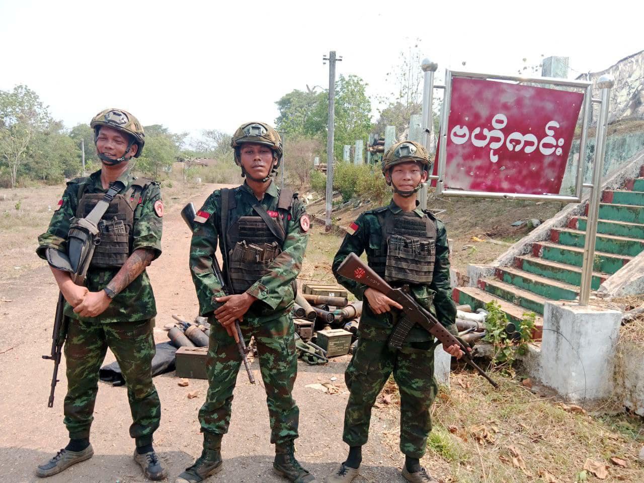 (ဖာပွန်မြို့အခြေစိုက် ခမရ(၄၃၄)တပ်ရင်းအား ဧပြီ ၂၅ရက်က သိမ်းပိုက်ပြီးနောက် တွေ့ရသော BPLA ရဲဘော်သုံးဦး။ ဓာတ်ပုံ - BPLA)